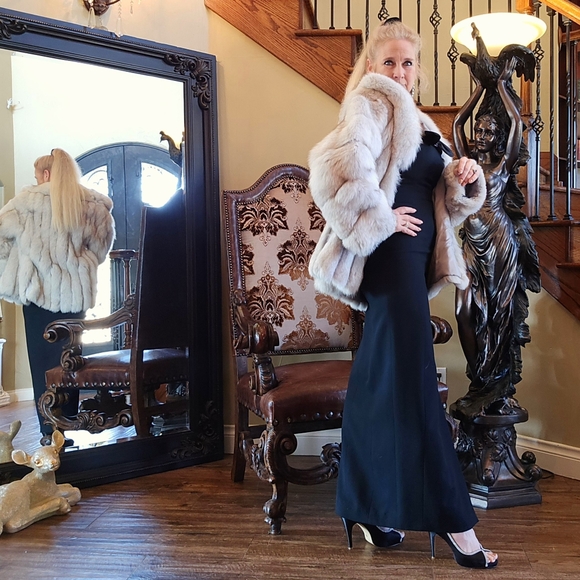 Elegant Ivory Fox Fur Coat with Rolling Sleeves & Plush Collar - Picture 6 of 17